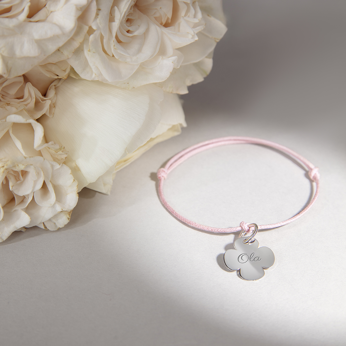 Bracelet trèfle sur un fin cordon rose clair en or blanc 585