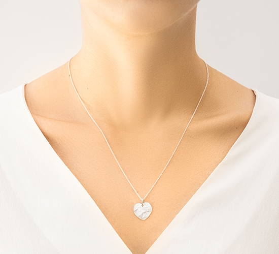 Collier fine chaîne classique avec pendentif Coeur en nacre