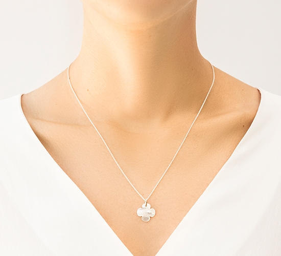 Collier fine chaîne classique avec pendentif Trèfle rond en nacre