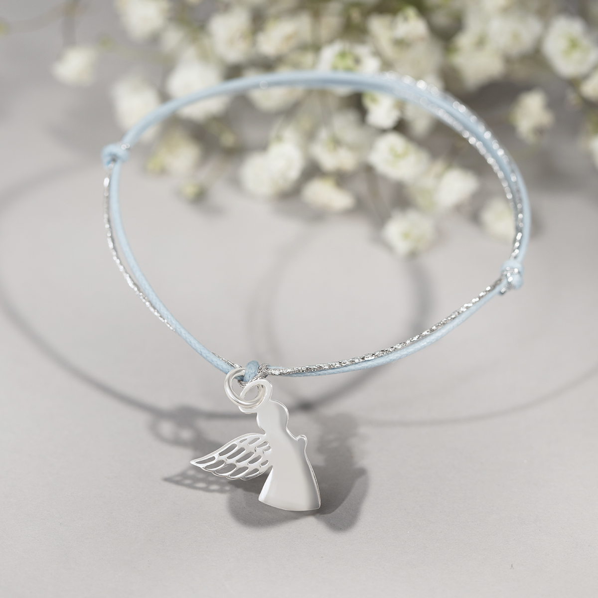 Bracelet avec un ange sur un double cordon