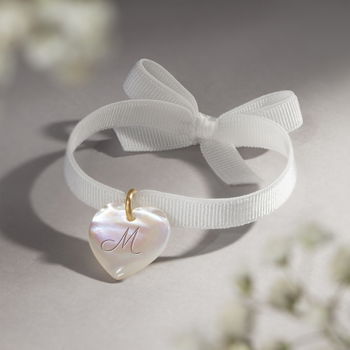 Bracelet coeur en nacre sur ruban blanc