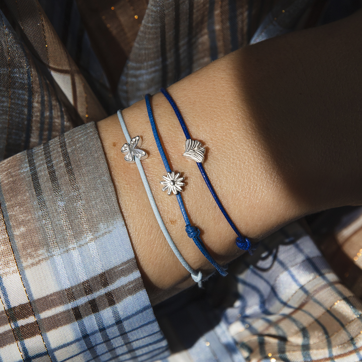 
Bracelet Ginko Etincelle en argent sur un fin cordon bleu 
