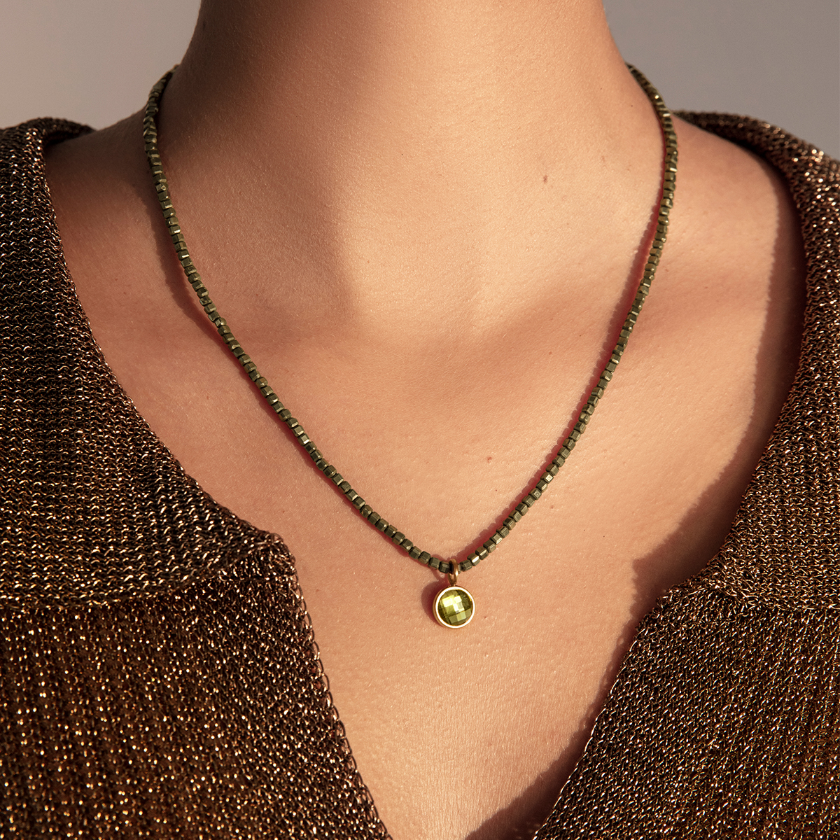 Collier pierres de pyrite avec pendentif quartz vert doré à l’or fin