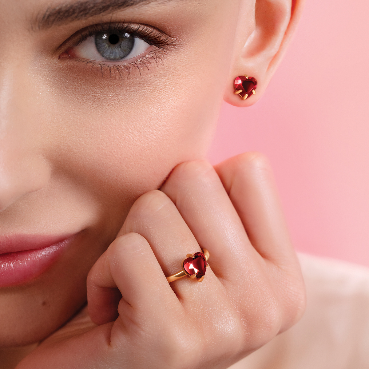 Boucles d'oreilles  
Amour avec cristaux rouges doré à l’or fin