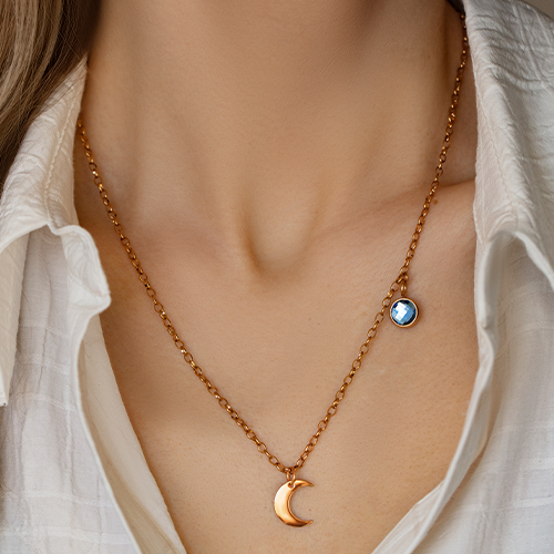 Collier avec pendentif Lune et quartz bleu doré à l’or fin