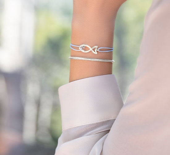 Armband mit versilbertem Fisch mit blauem Topas an feiner dunkelgrauen Schnur