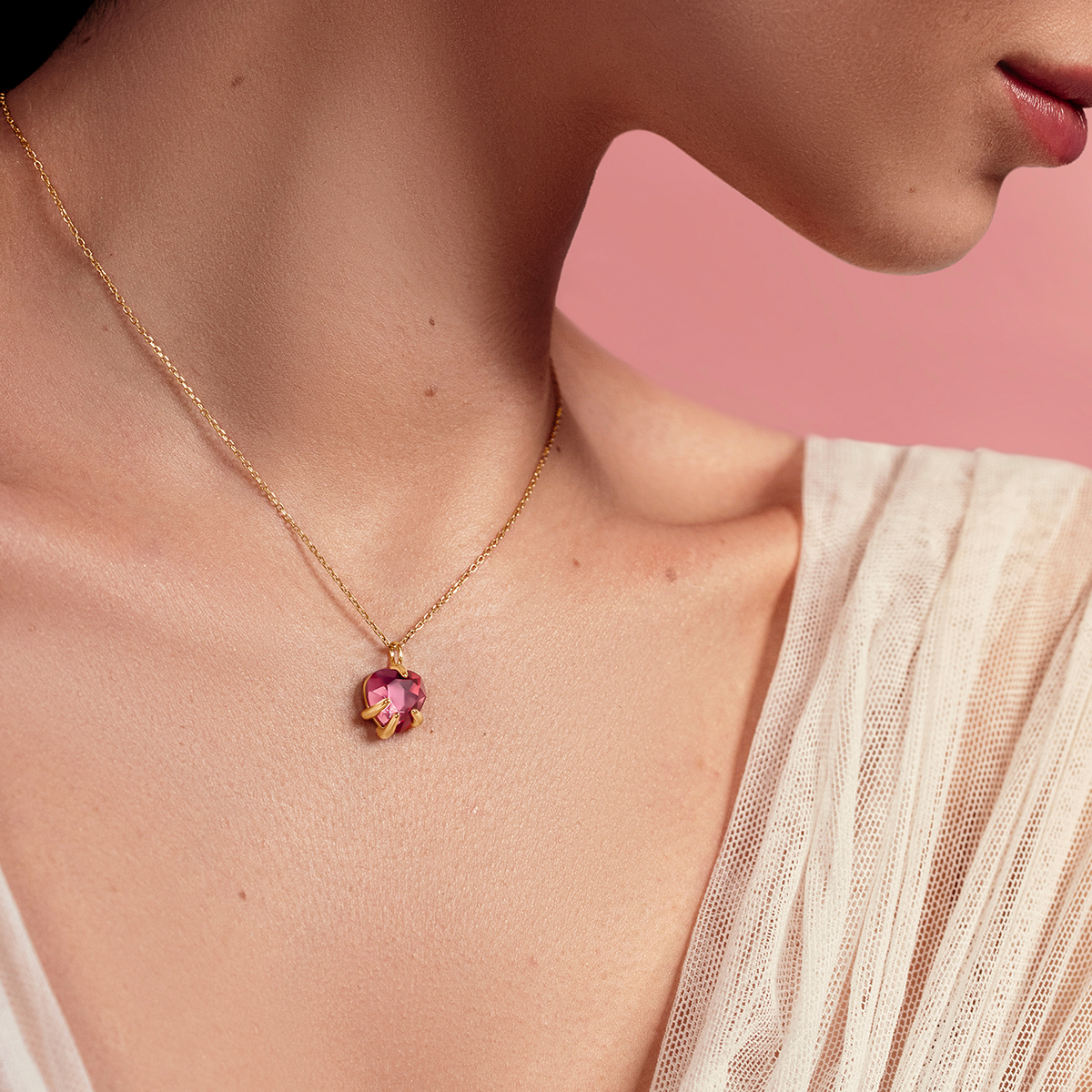 Collier Amour avec un cristal rose doré à l’or fin